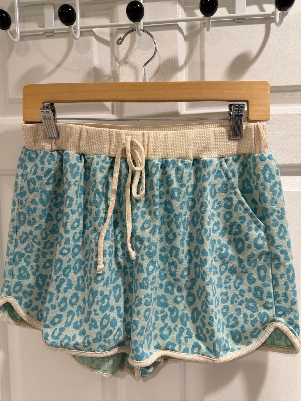 New NWOT Twenty Second Aqua Leopard Print  Shorts w  Cream Trim Sz L